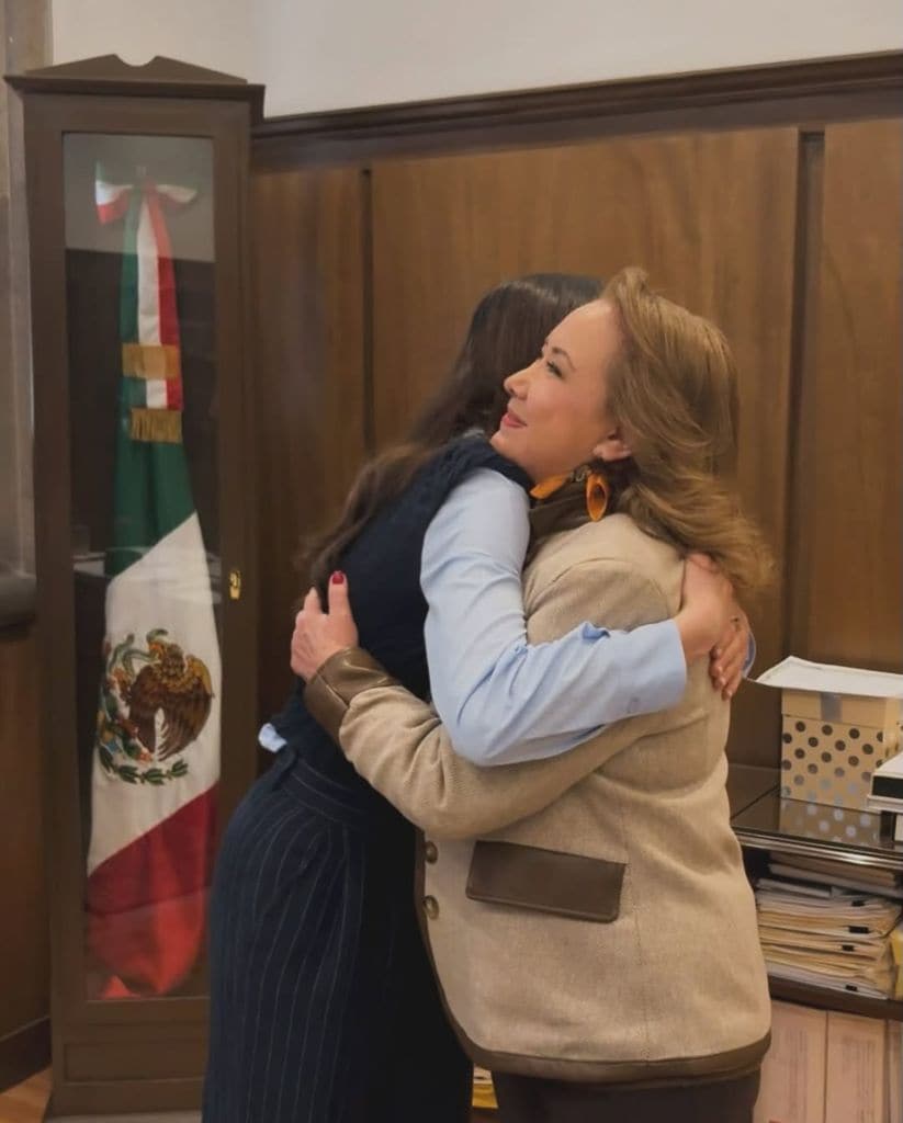 Ambas cerraron la reunión con un cálido abrazo 