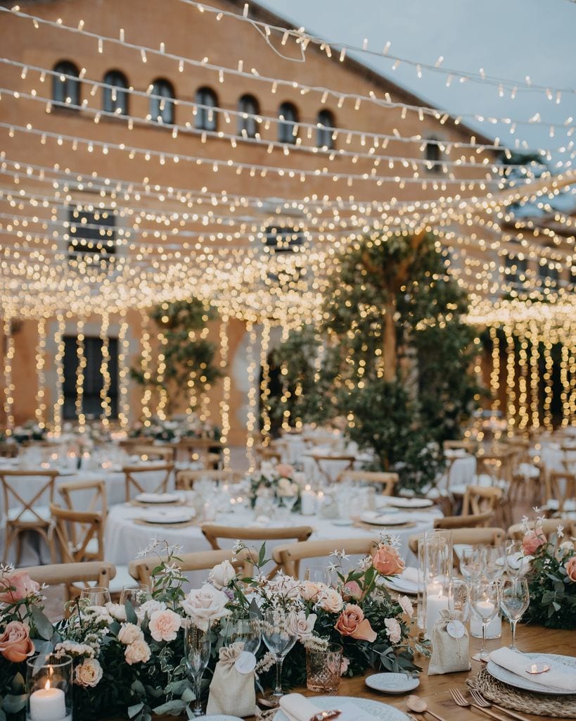 Iluminación con cascadas de luces y cortinas para bodas verano