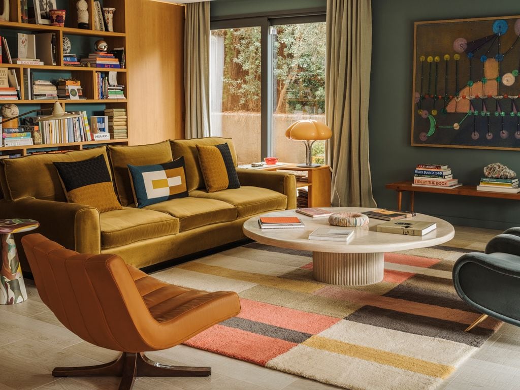 Salón con alfombra geométrica
