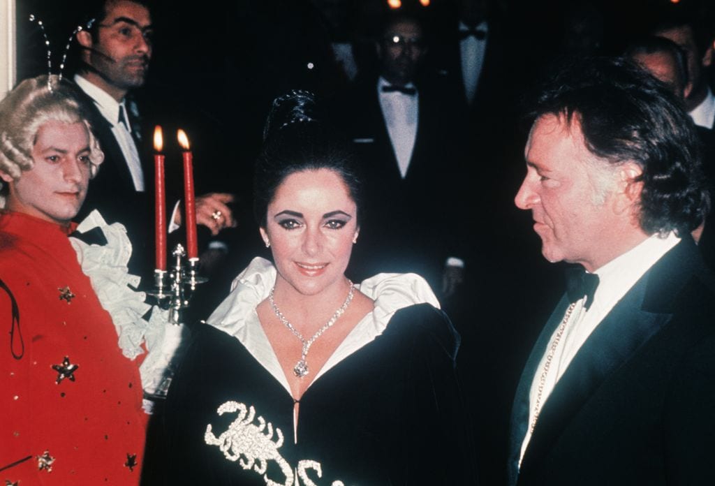 Elizabeth Taylor con su marido, Richard Burton, que llevaba una cadena de oro que la actriz le había regalado