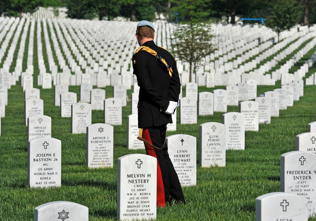 El príncipe Harry, en el Cementerio de Arlington en 2013