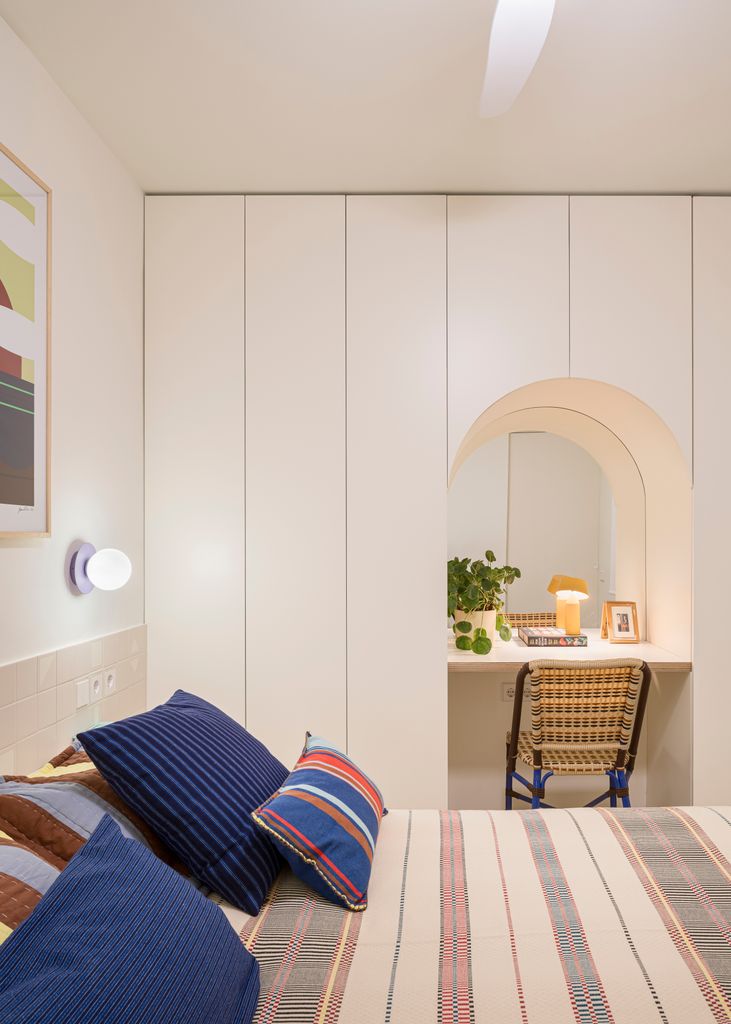 Mini zona de trabajo en dormitorio