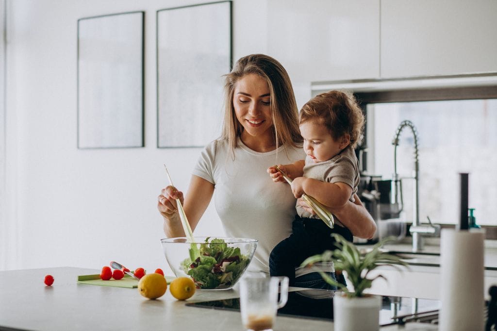 Madre con su hijo cocinando en la cocina