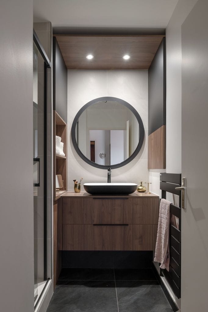 Baño pequeño con mueble volado y hornacinas en la pared