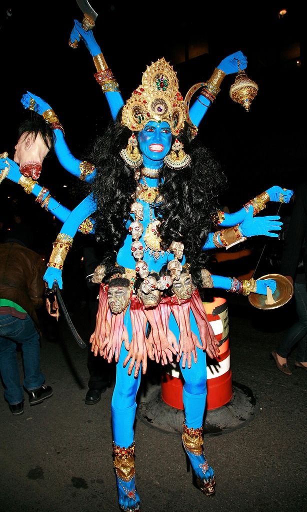 heidi klum con disfraz de la diosa kali en halloween