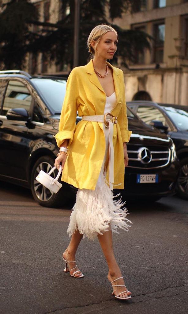 prueba con prendas amarillas en looks divertidos