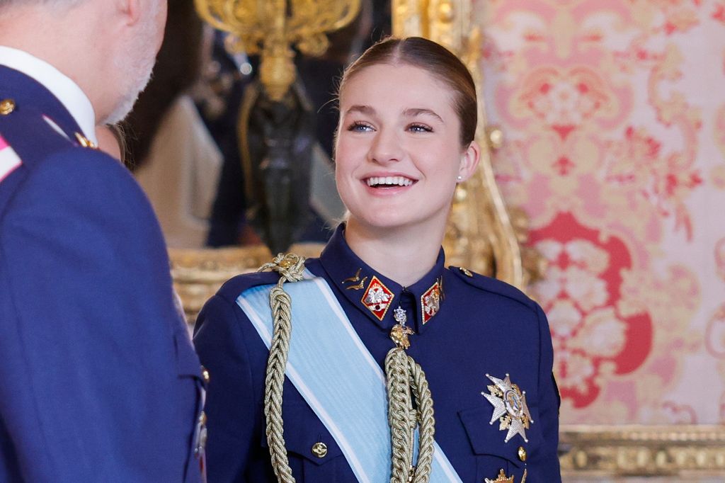 Leonor, de lo más sonriente, ha deslumbrado y acaparado todas las miradas en su tercera Pascua Militar