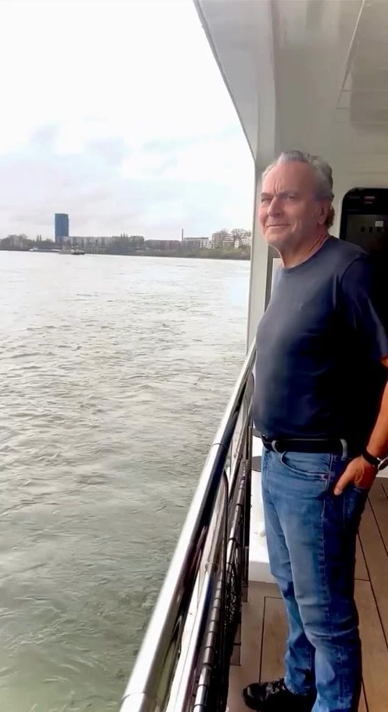 Plano medio de José Coronado posando en un barco