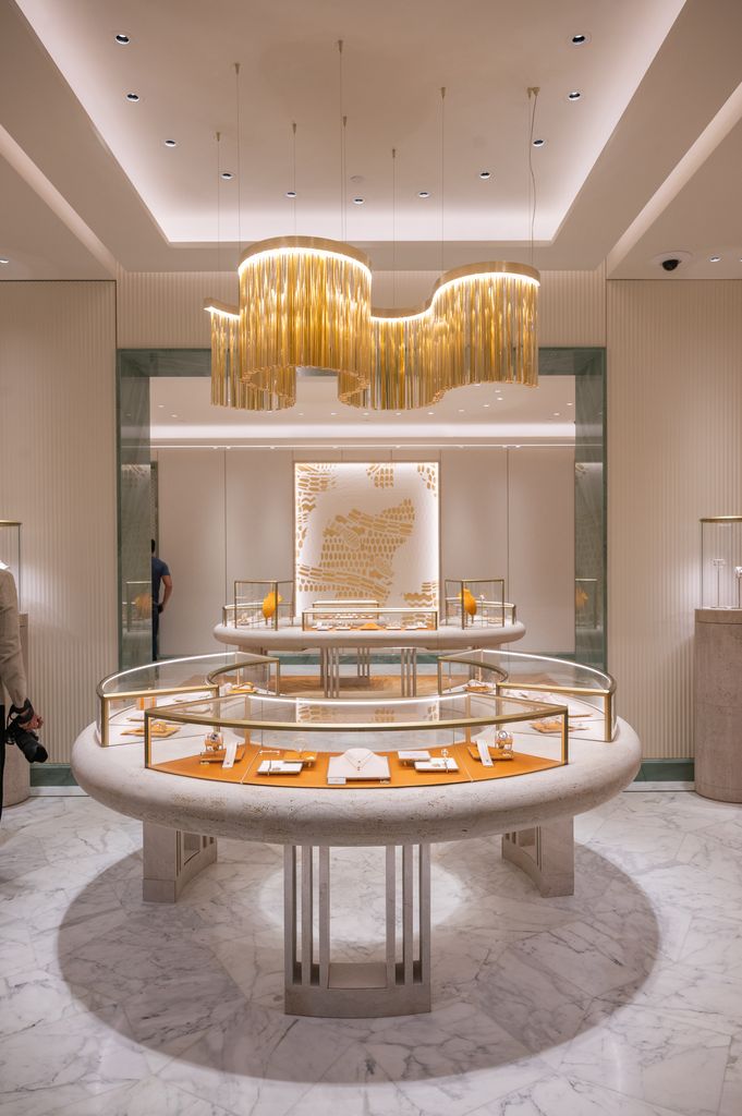 La lámpara Serpenti ilumina las colecciones de Bvlgari al centro de la boutique creando una atmósfera única.