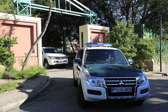 la policía saliendo de casa de José Luis Moreno