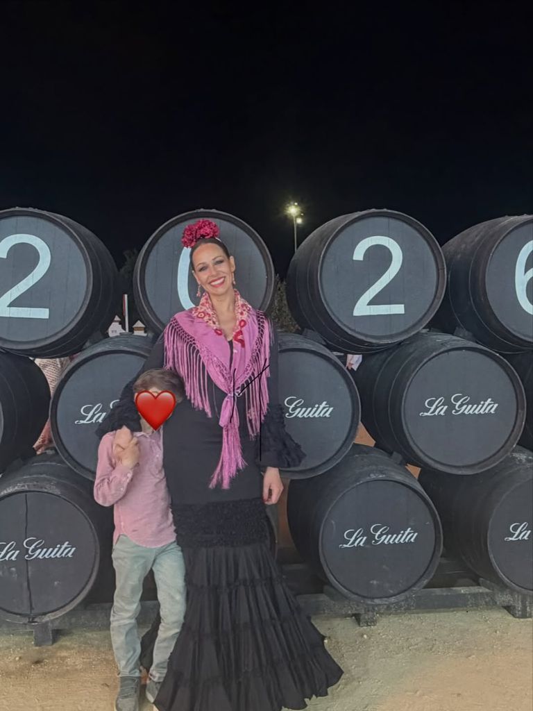 Eva González con su hijo Cayetano, de 8 años, en la feria de su pueblo