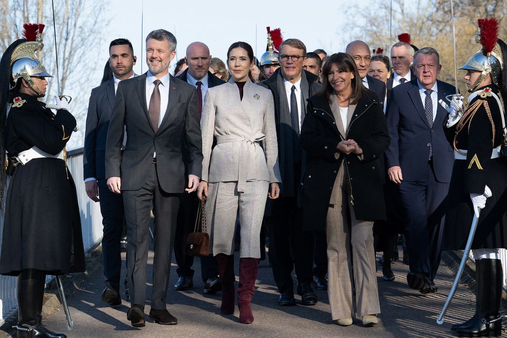 Mary de Dinamarca y el rey Federico X pasean por París con la alcaldesa Anne Hidalgo