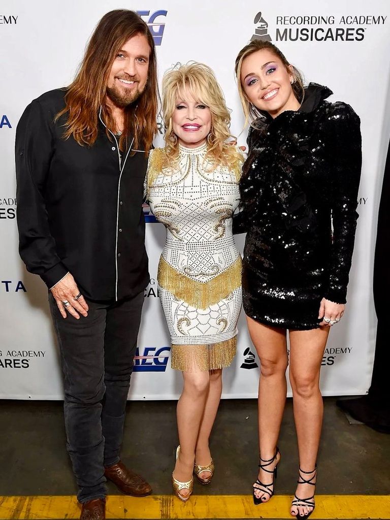 Billy Ray Cyrus y su hija, Miley Cyrus junto a Dolly Parton