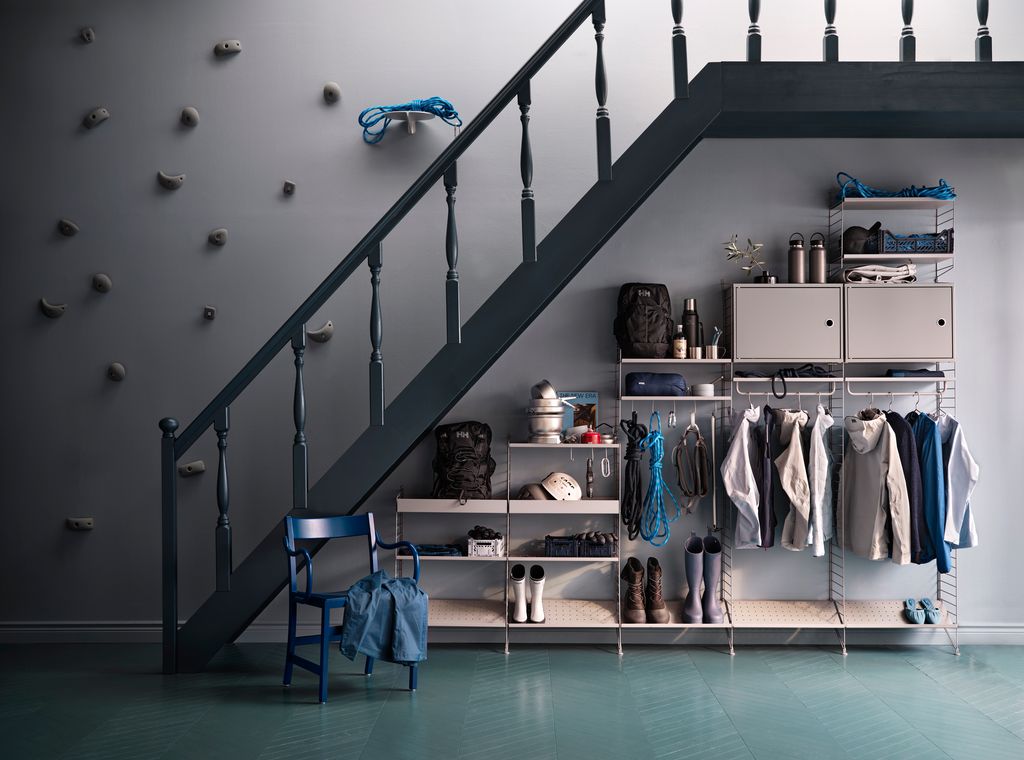 Estantería modular en el hueco de la escalera