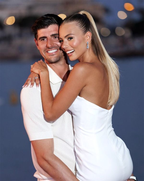 Precioso posado de Thibaut Courtois y Mishel Gerzig