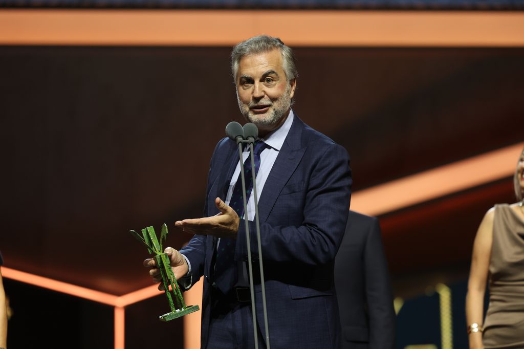 Plano medio de Carlos Alsina recogiendo su premio Ondas