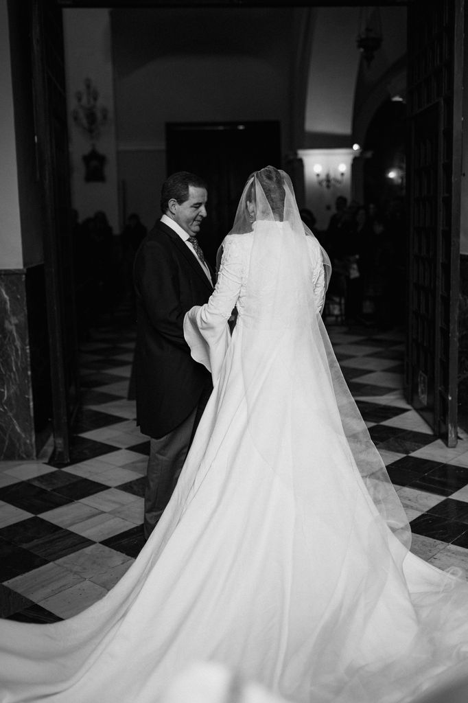 Entrada de la novia a la ceremonia de boda