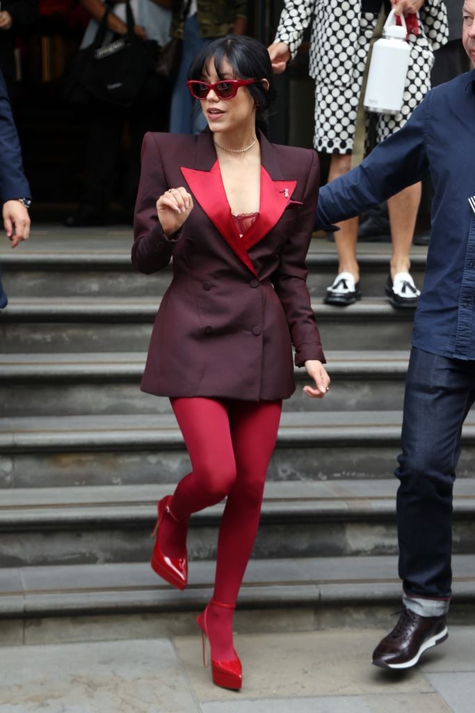 Los colores vino y borgoña han sido los favoritos de Jenna Ortega durante su tour de prensa para "Beetlejuice"
