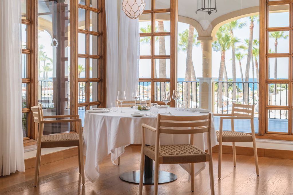 Otro de los grandes lujos de sentarse a la mesa en Cataria son las vistas a la playa de La Barrosa
