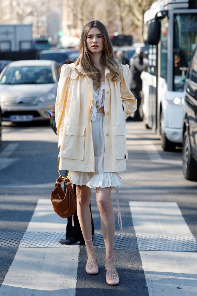 Cómo llevar las blusas bohemias que son tendencia en primavera 2025