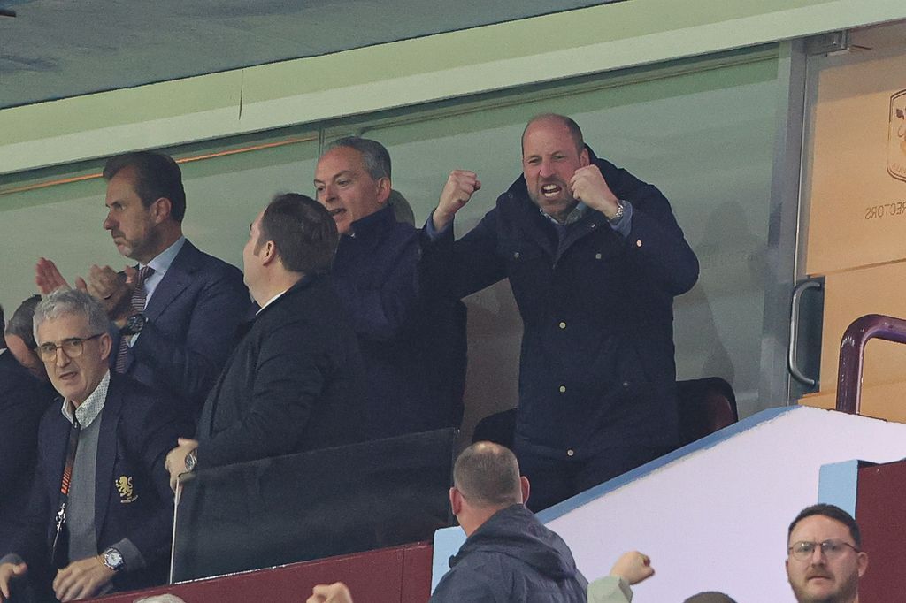 Puños cerrados y alegría inmensa es lo que sintió el heredero al trono al ver ganar al Aston Villa