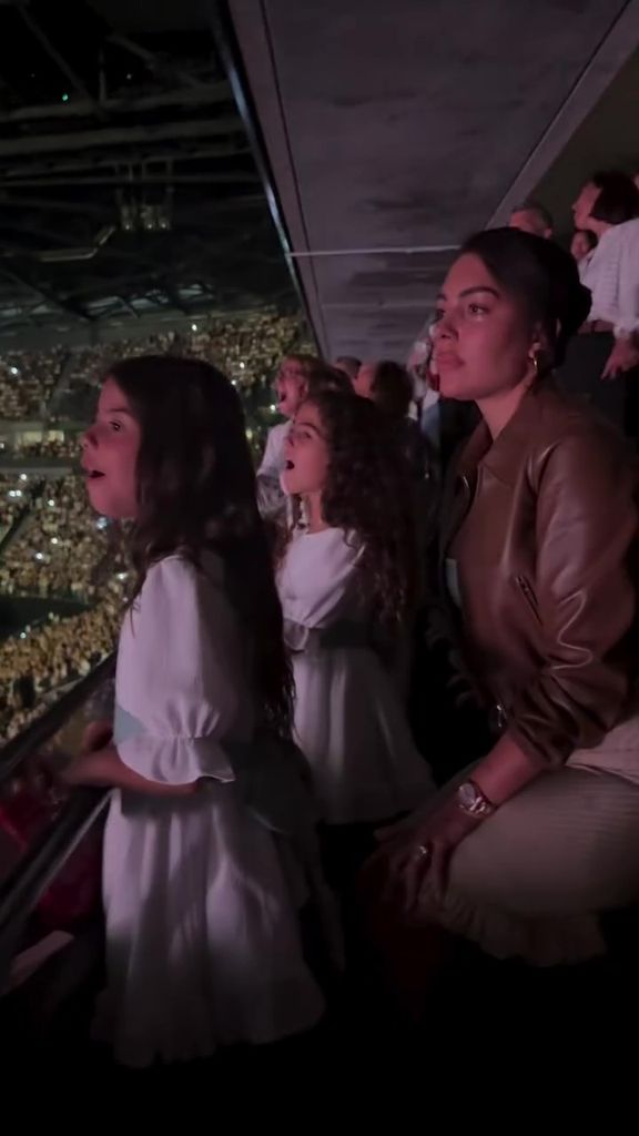 Georgina se mostró concmovida durante el concierto de Céline Dion.