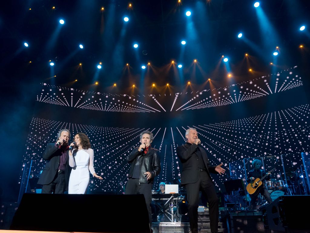 Miguel Rios, Ana Belén, Joan Manuel Serrat y Víctor Manuel durante un concierto con motivo de las fiestas del Pilar en 2016 en Zaragoza