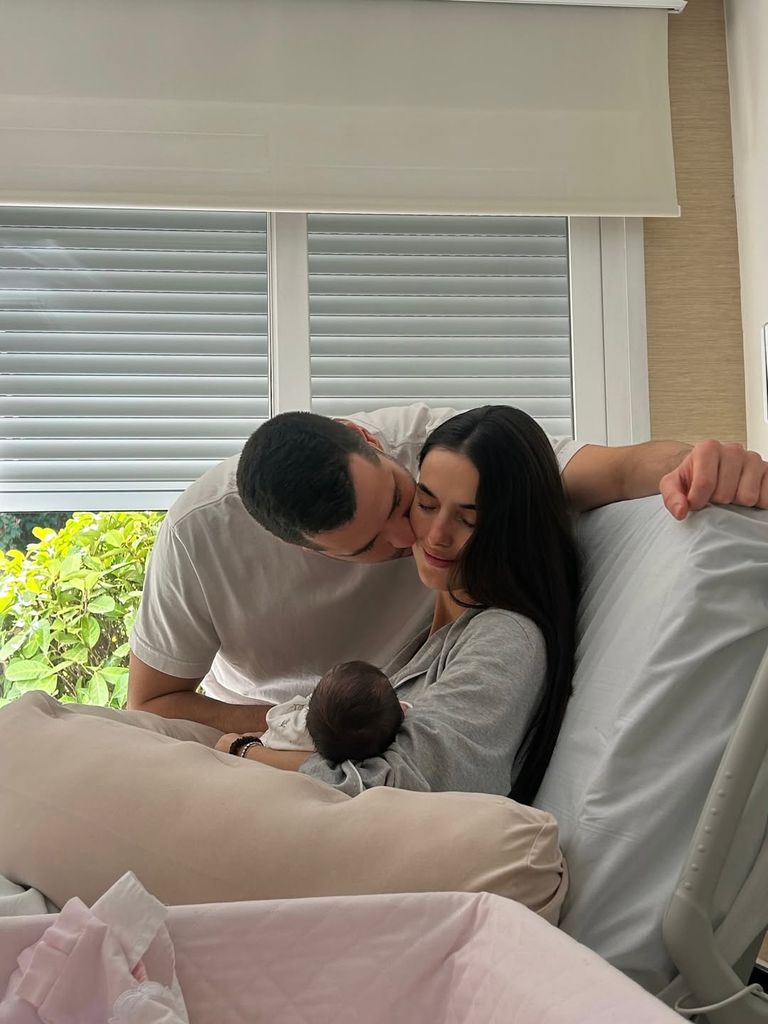La pareja, admirando a la pequeña Maila tras su nacimiento