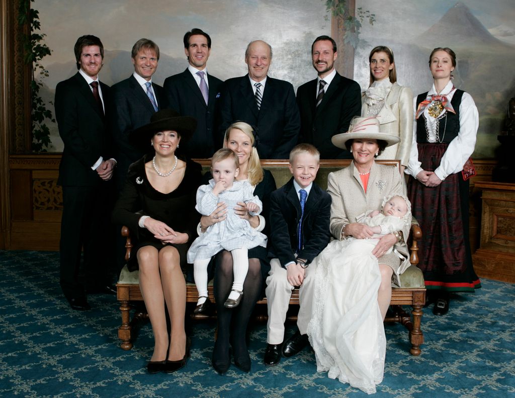 Espen Hoiby, hermano de la reina Mette-Marit, padrino de bautismo del príncipe Sverre. Es el segundo por la izquierda, al lado del príncipe Pablo de Grecia
