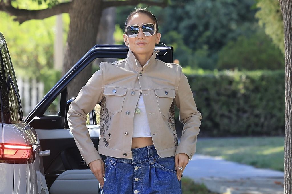 Jennifer Lopez caminando por Los Ángeles
