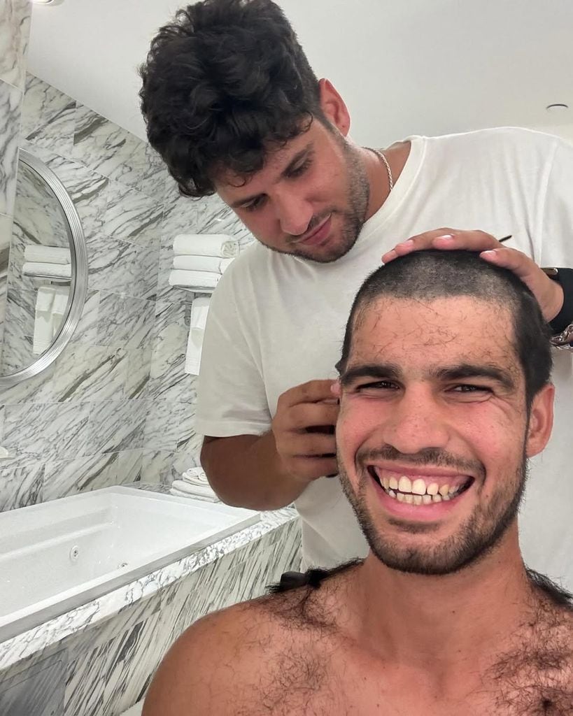Carlos haciéndose un corte por su hermano. 