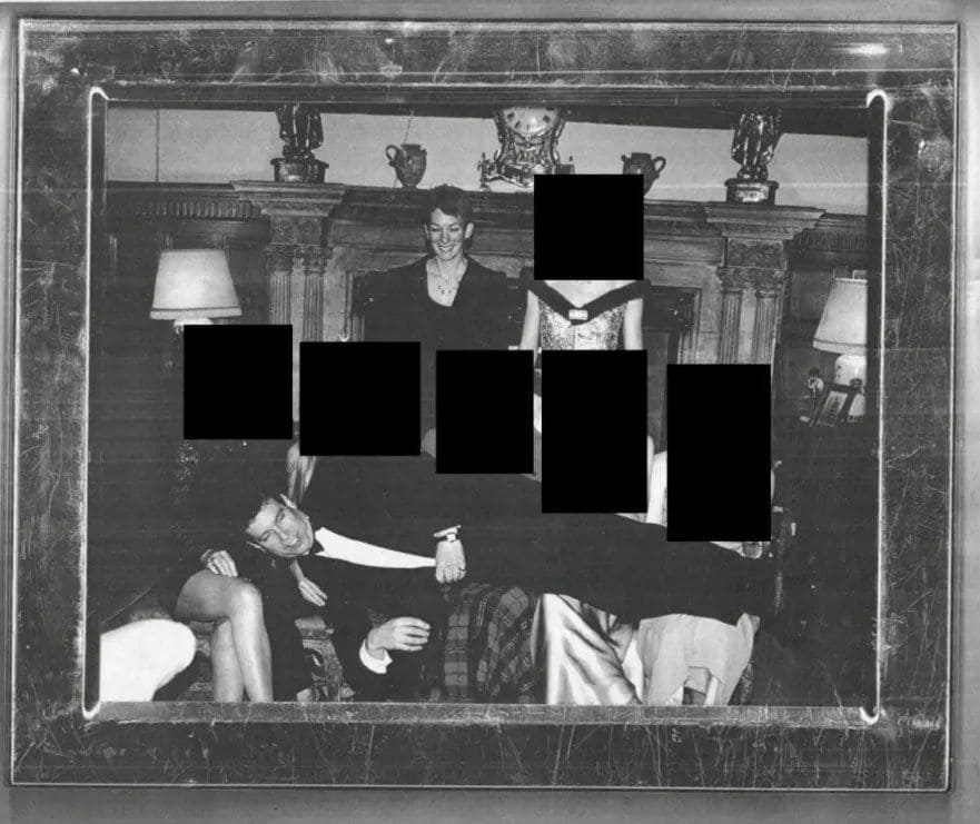 Andrés, tumbado en el regazo de cinco mujeres en Sandringham junto a Ghislaine Maxwell