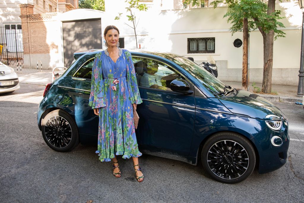 Los invitados, como Mónica de Tomás, llegaron a la gala a bordo de los nuevos Fiat 500 híbridos, compañeros de viaje perfectos para moverse por la ciudad con estilo y eficiencia.