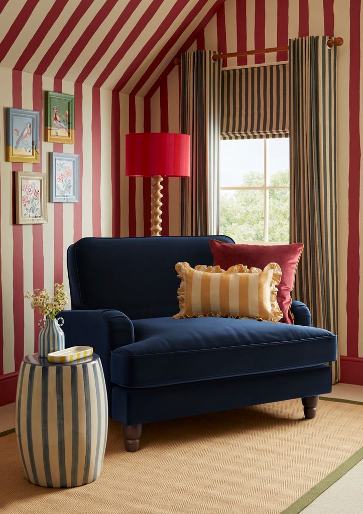 Rincón de lectura con sillón tapizado en terciopelo azul