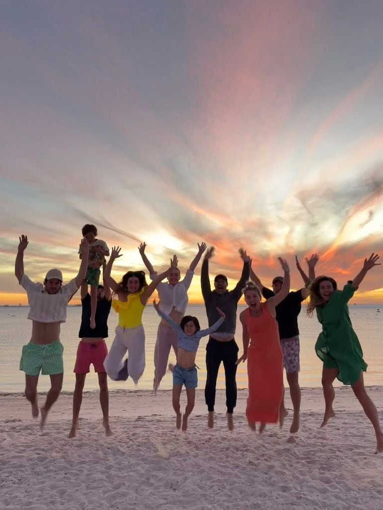 Las hermanas disfrutan con su familia.