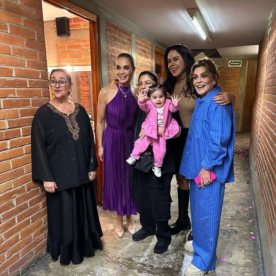 Victoria y su nieta Tessa con el elenco de 'Las Leonas'.