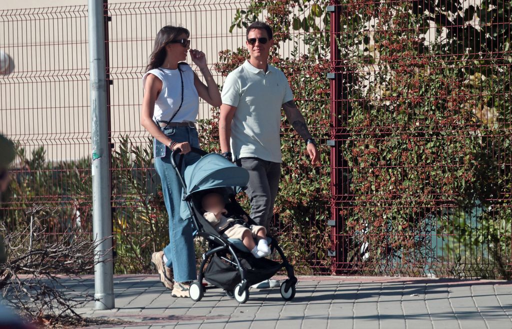 Christian Gálvez y Patricia Pardo pasean junto a su hijo Luca, a 1 de octubre de 2024, en Madrid