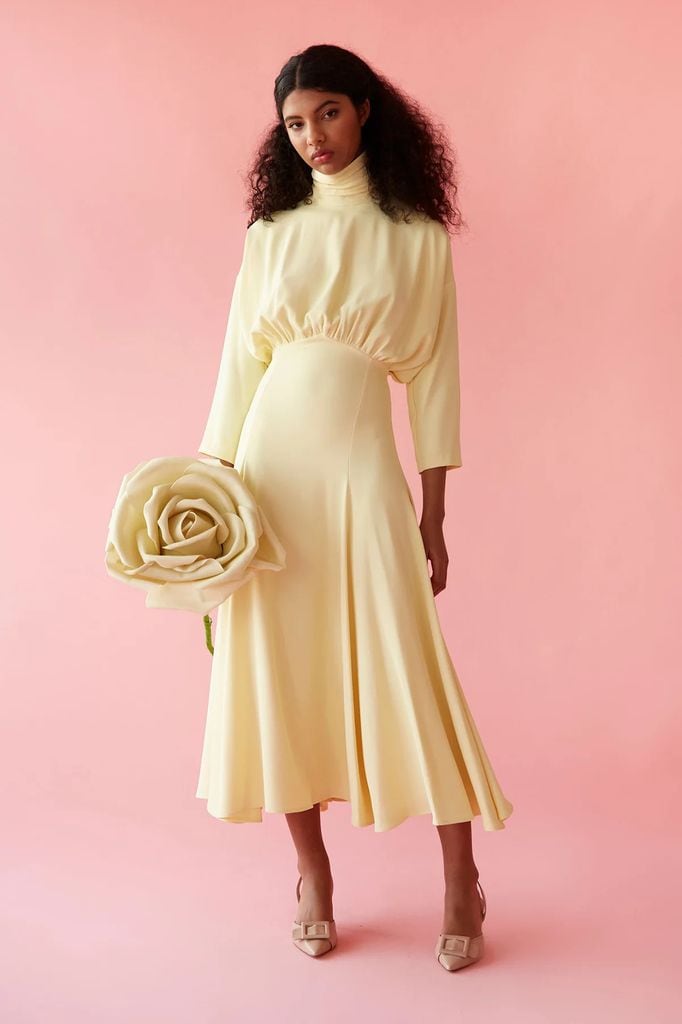 Vestido de invitada de color amarillo mantequilla