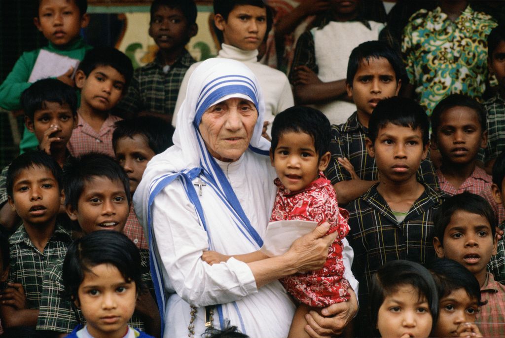 Nacida como Agnes Gonxha Bojaxhiu en 1910, su trabajo humanitario transformó la forma de entender la ayuda a los más vulnerables en todo el mundo