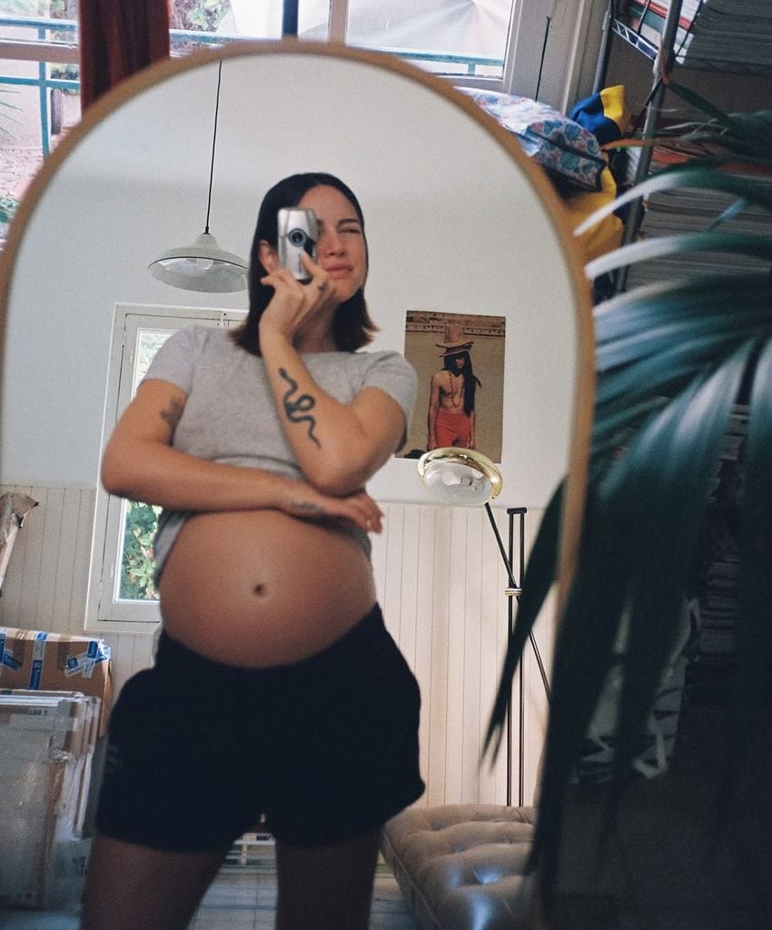 Rocío Aguirre mostrando su tripita de embarazada