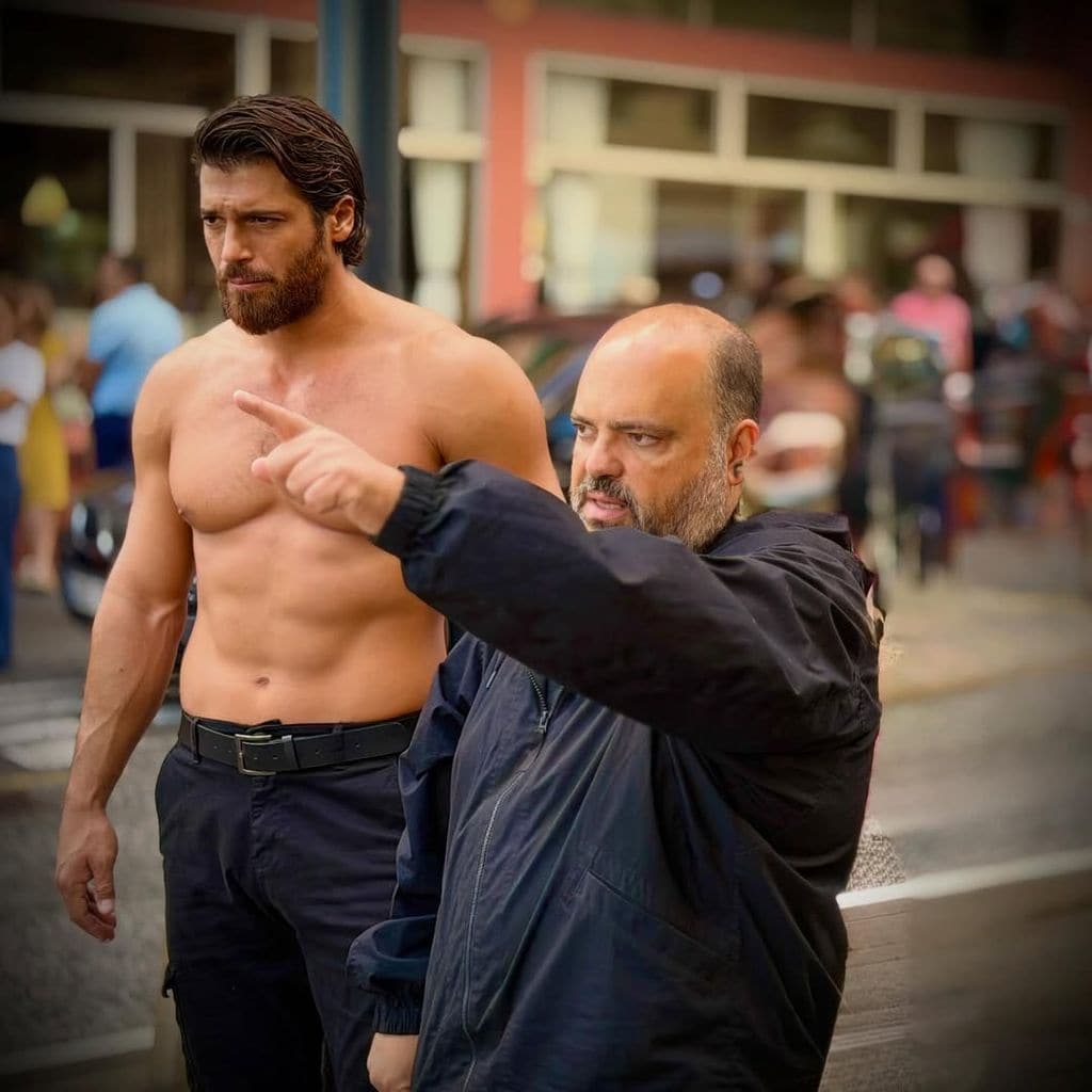 Can Yaman muy atento a las indicaciones del director durante el rodaje de 'El laberinto de las mariposas'