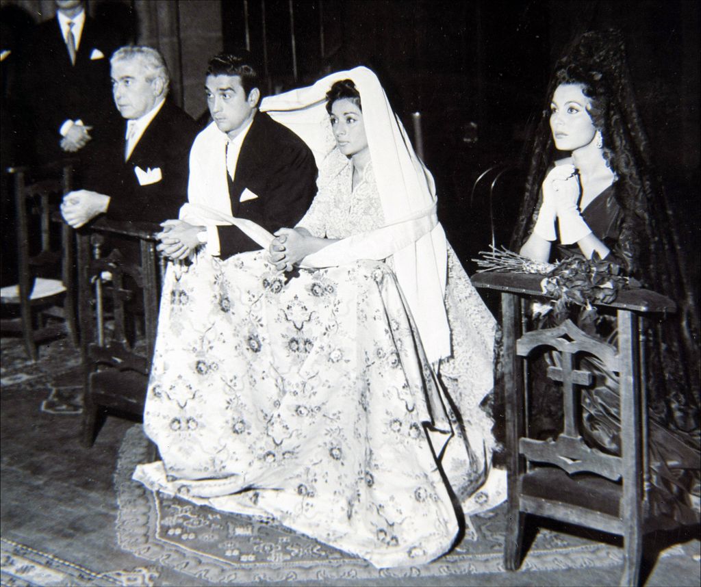 Paquita Rico y Cesáreo González, padrinos de boda de Lola Flores y Antonio González, El Pescaílla, celebrada el 27 de octubre de 1957 en El Escorial