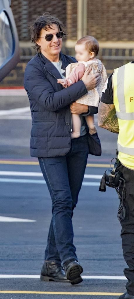 Tom Cruise es captado cargando tiernamente a una bebé