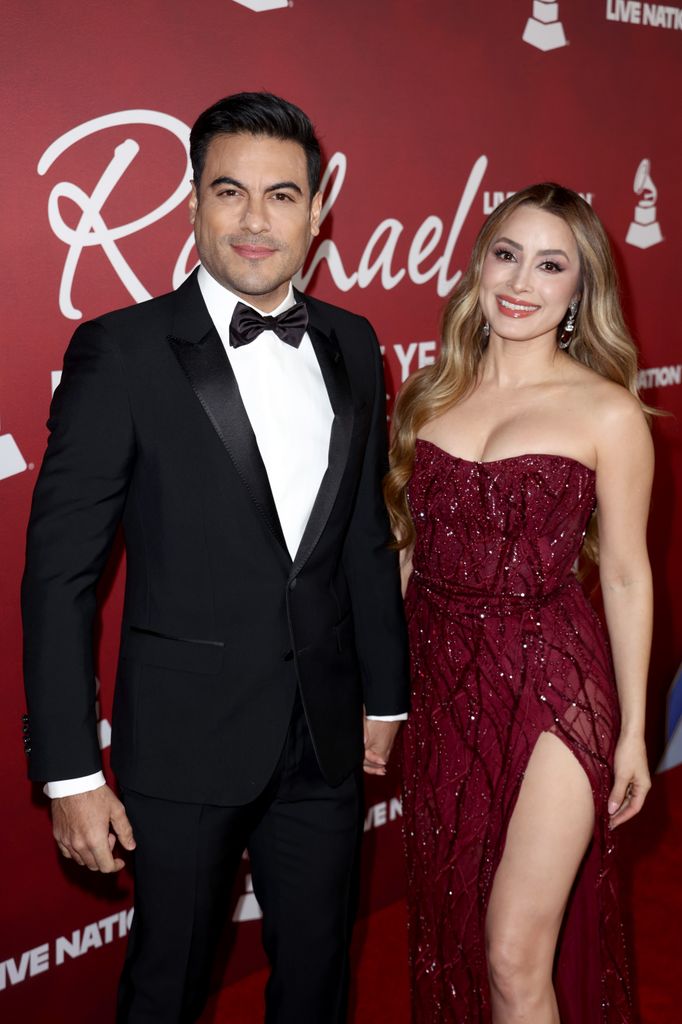La pareja desfiló de la mano sobre la alfombra roja del homenaje a Carlos Rivera y Cynthia Rodríguez.