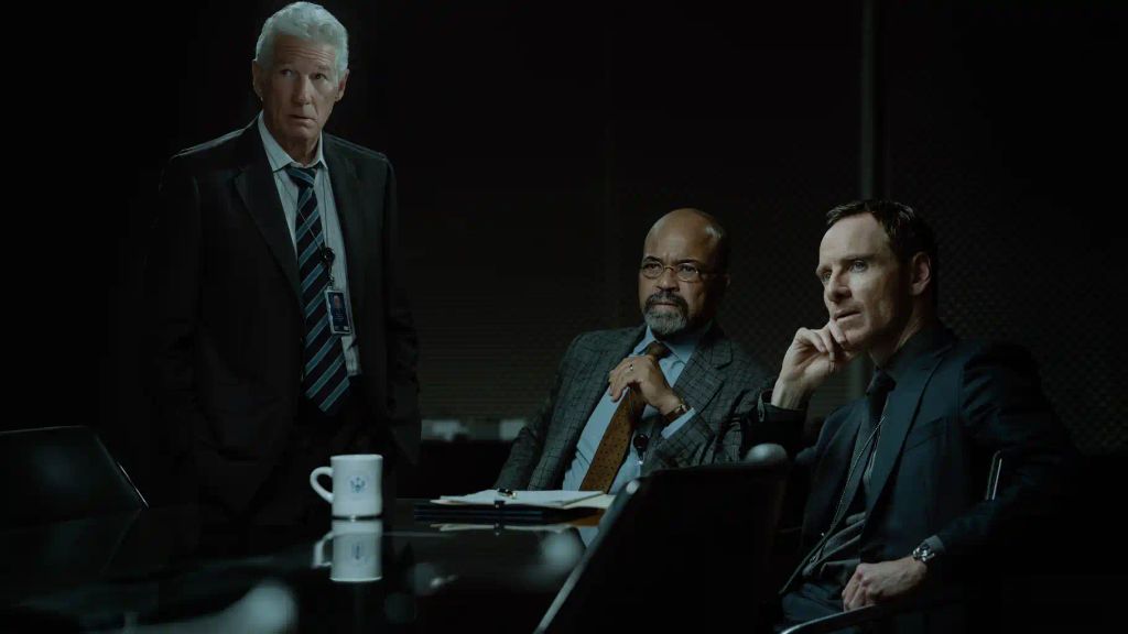 Michael Fassbender,Richard Gere y Jeffrey Wright en 'The Agency'