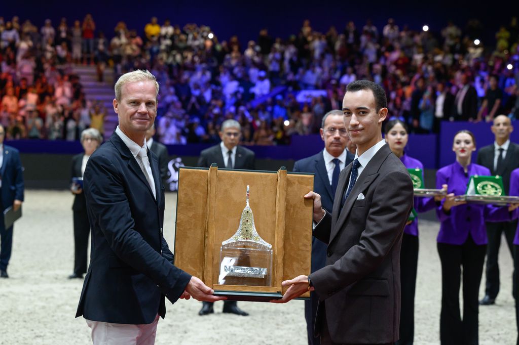 Moulay El Hassan presidió la ceremonia de entrega de premios de la competición de salto de obstáculos del Gran Premio Su Majestad el Rey Mohamed VI en el Centro de Exposiciones Mohamed VI de El Jadida, el evento principal de la final de la 15ª edición del Morocco Royal Tour, organizado en el marco de la Feria del Caballo.