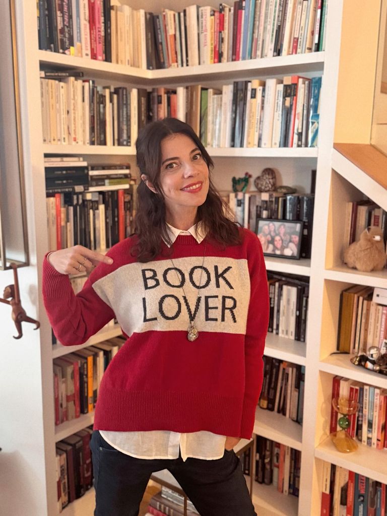 El simpático posado de Maribel Verdú en la librería de su casa