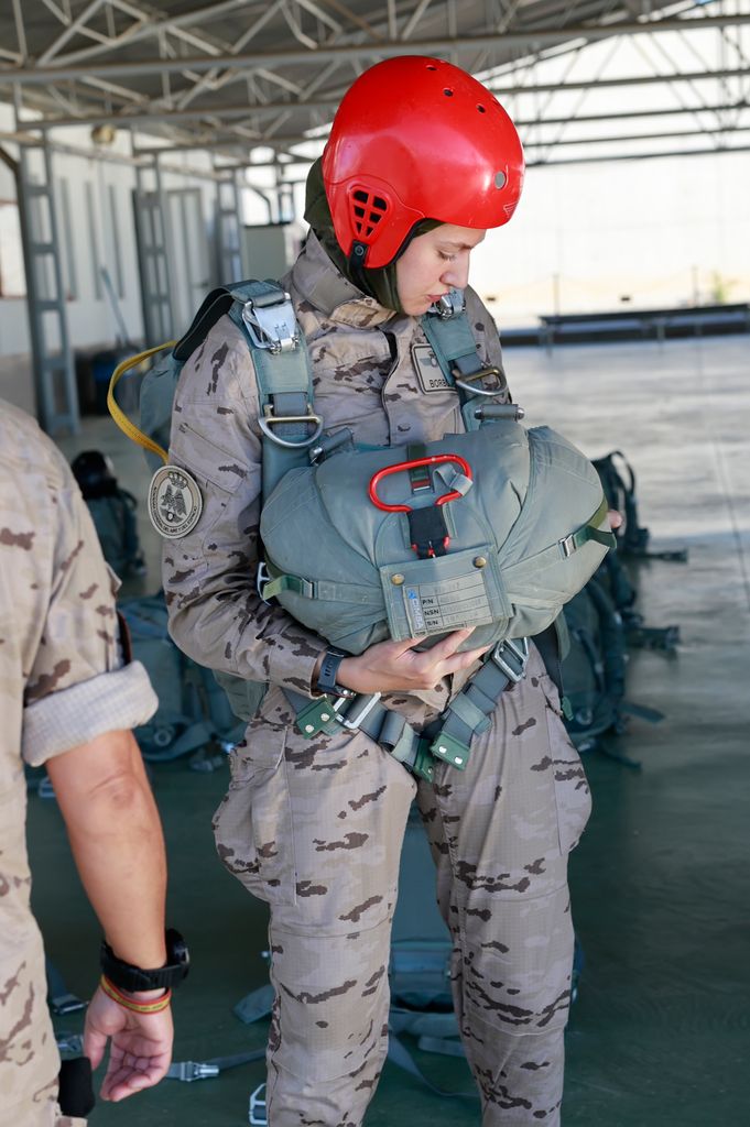 La princesa Leonor con su equipo de paracaidista