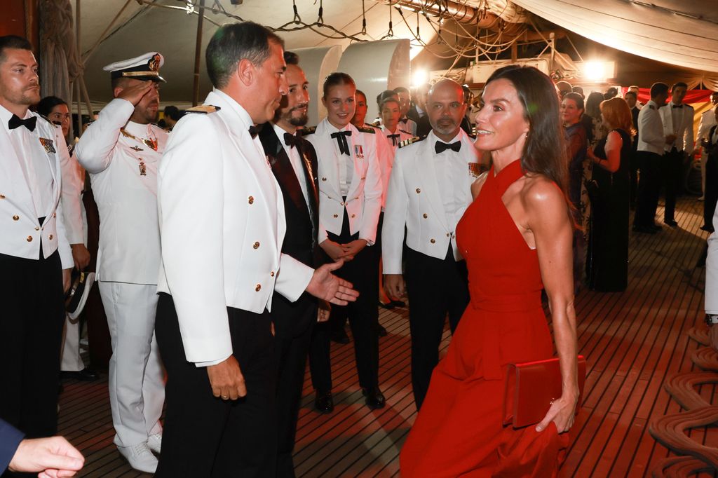 Reina Letizia con mono rojo en Elcano