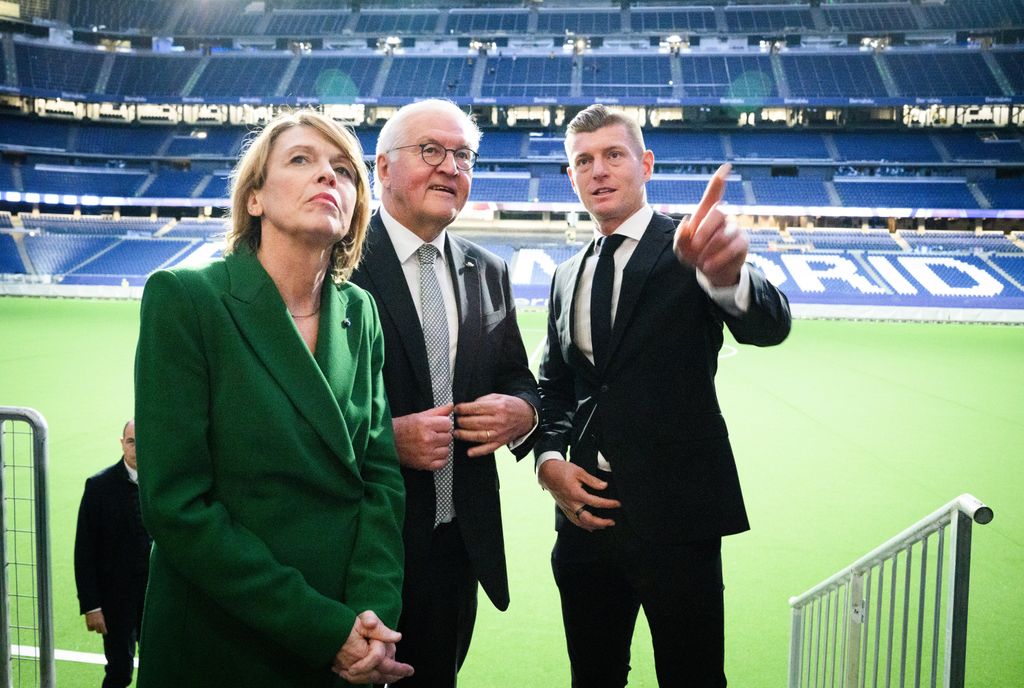 Toni Kroos con el Presidente de Alemania, Frank-Walter Steinmeier, y su mujer, Elke Büdenbender, en el Bernabéu